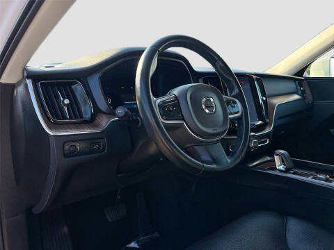2022 Volvo XC60 B5 Momentum
