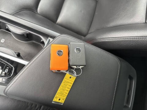 2025 Volvo XC60 B5 Plus Dark Theme