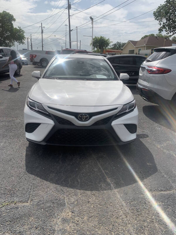 2018 Toyota Camry SE's photo