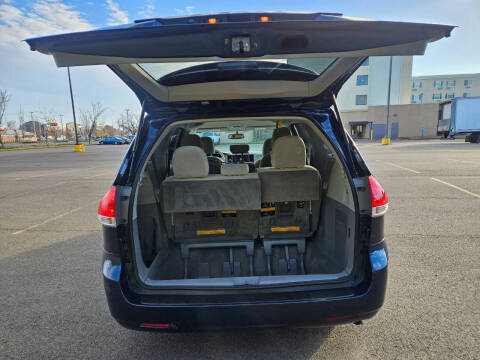 2011 Toyota Sienna LE 7-Passenger Auto Access Seat