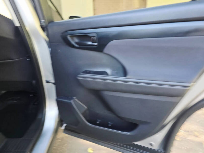 2020 Toyota Highlander LE