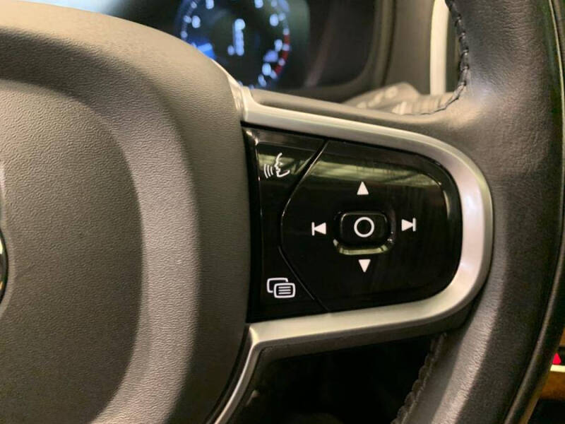 2022 Volvo XC90 T6 Momentum 7-Passenger