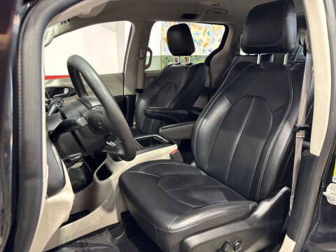 2024 Chrysler Pacifica Plug-In Hybrid Select