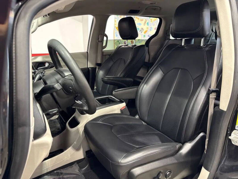 2024 Chrysler Pacifica Plug-In Hybrid Select