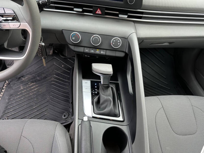 2022 Hyundai Elantra SE