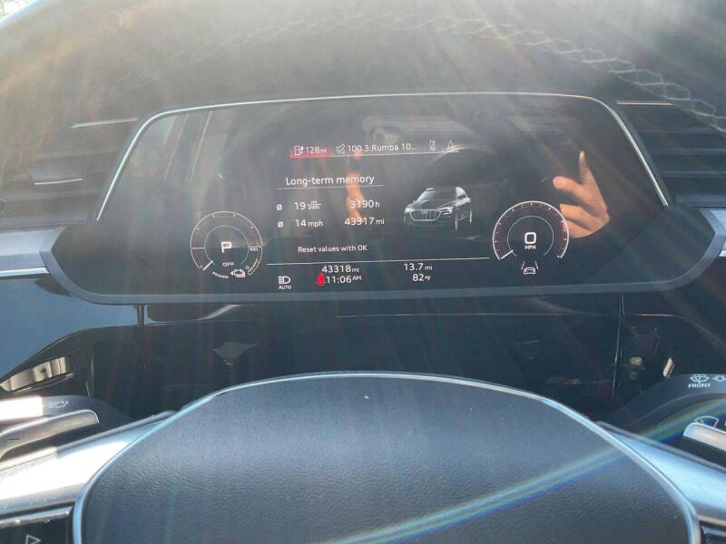 2022 Audi e-tron quattro Premium