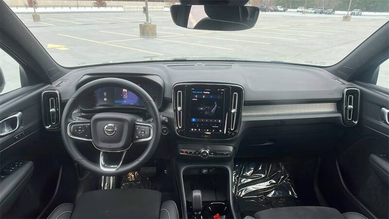 2025 Volvo XC40 B5 Plus Dark Theme