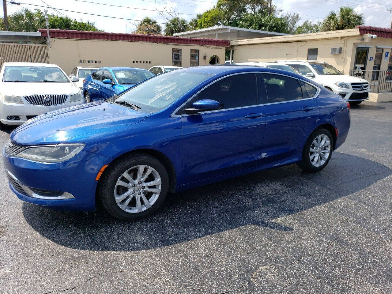 2015 CHRYSLER 200 Sedan - $9,750