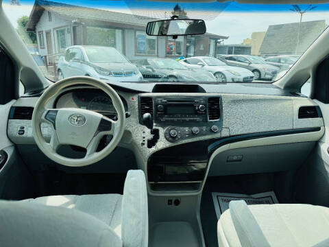 2012 Toyota Sienna Base 7-Passenger