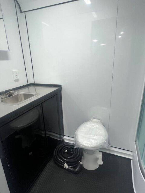 2025 Formula 8.5X28 BATHROOM