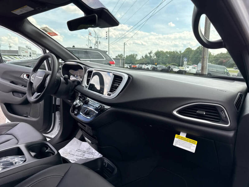 2026 Chrysler Voyager LX