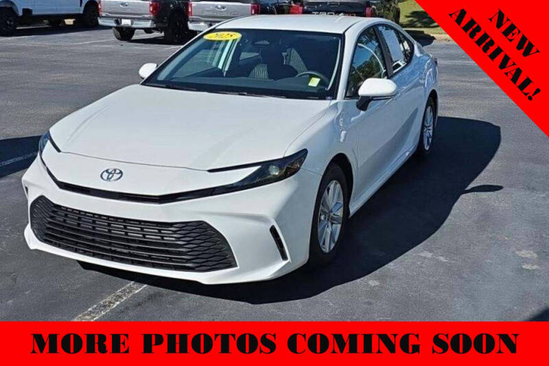 2025 Toyota Camry LE's photo