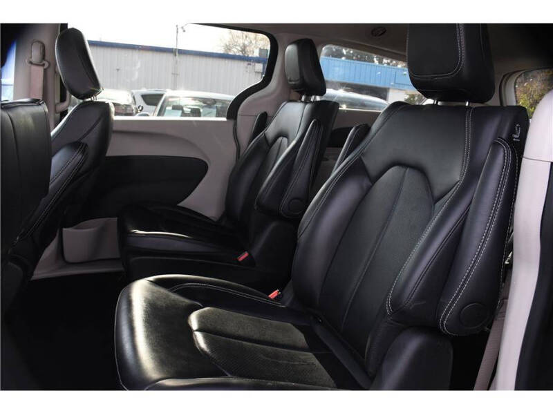 2024 Chrysler Pacifica Plug-In Hybrid Select