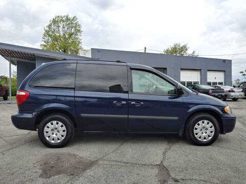 2006 Chrysler Town and Country for sale at STEVE GRAYSON MOTORS in Youngstown OH