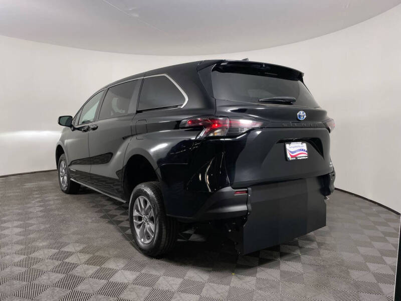 2023 Toyota Sienna LE 8-Passenger