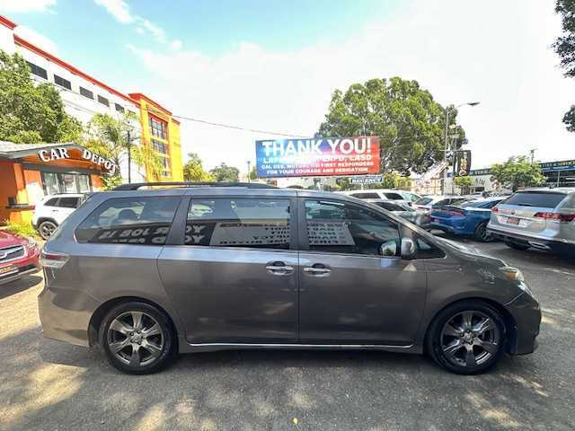2017 Toyota Sienna SE Premium 8-Passenger