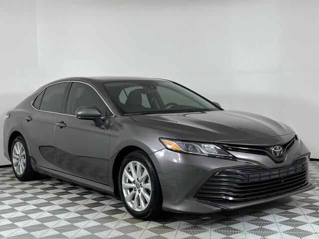 2020 Toyota Camry LE's photo