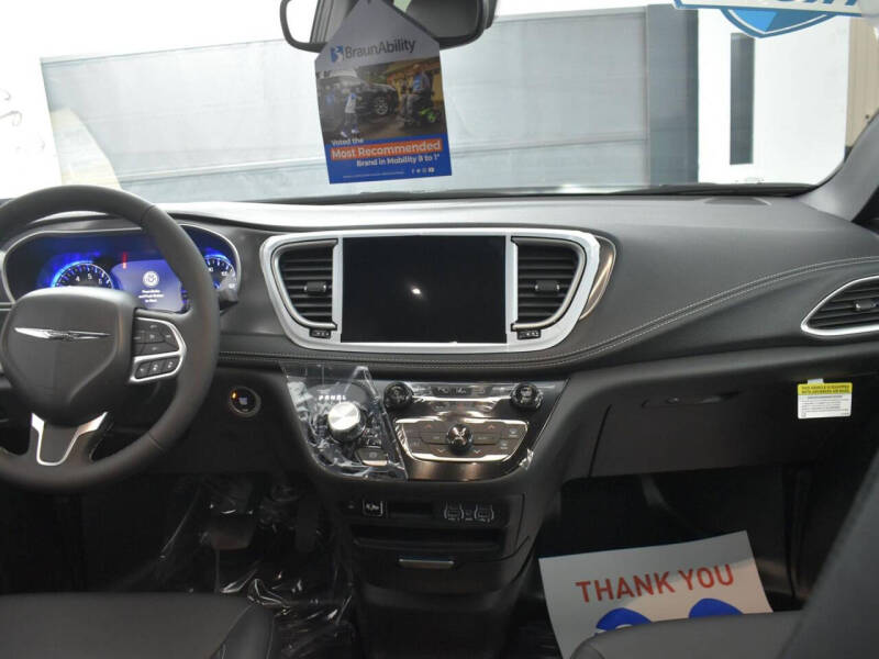 2025 Chrysler Pacifica Select