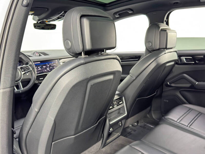 2023 Porsche Cayenne Platinum Edition