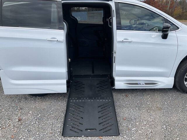 2024 Chrysler Pacifica Touring