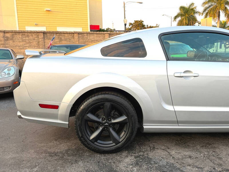 2005 Ford Mustang GT Deluxe