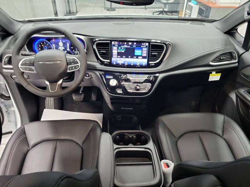 2027 Chrysler Pacifica Select