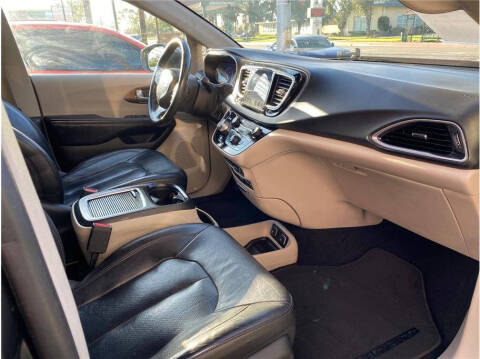 2017 Chrysler Pacifica Touring-L Plus