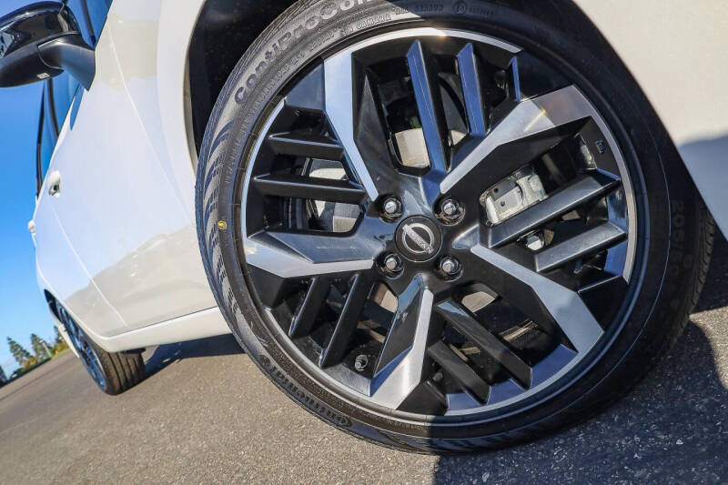 2025 Nissan Versa SR