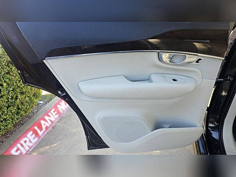 2017 Volvo XC90 T6 Momentum