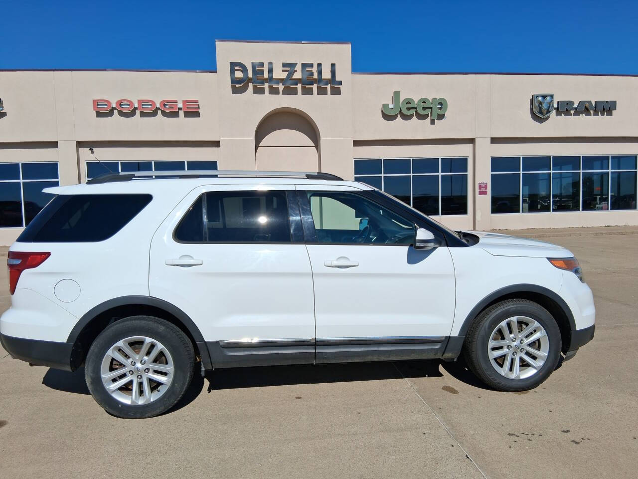 White 2014 Ford Explorer XLT XLT 4dr SUV 1