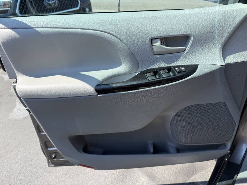 2014 Toyota Sienna LE 7-Passenger Auto Access Seat
