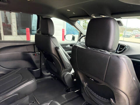 2025 Chrysler Pacifica Select