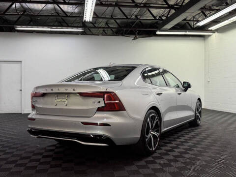 2024 Volvo S60 B5 Plus Dark Theme