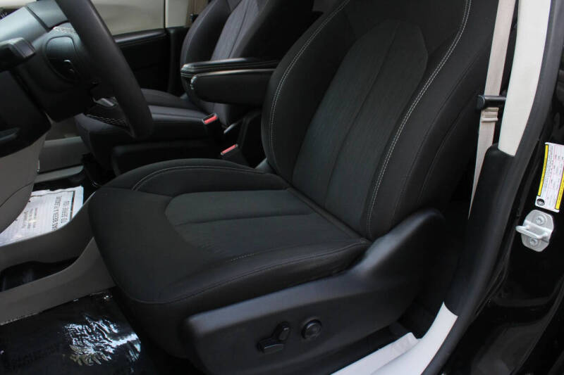 2024 Chrysler Voyager LX