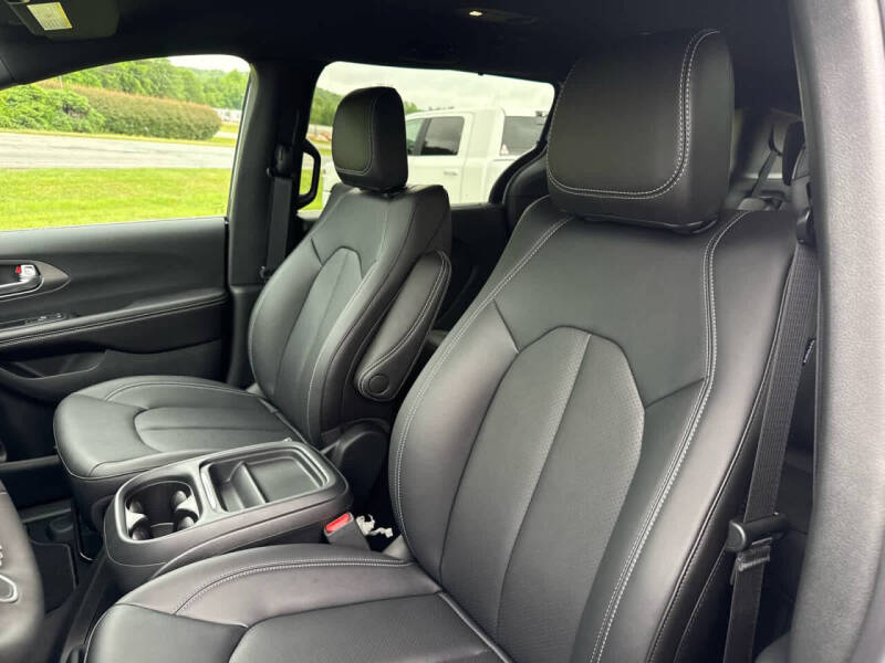 2027 Chrysler Pacifica Select