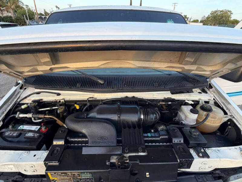 2004 Ford E-Series E-150 Chateau
