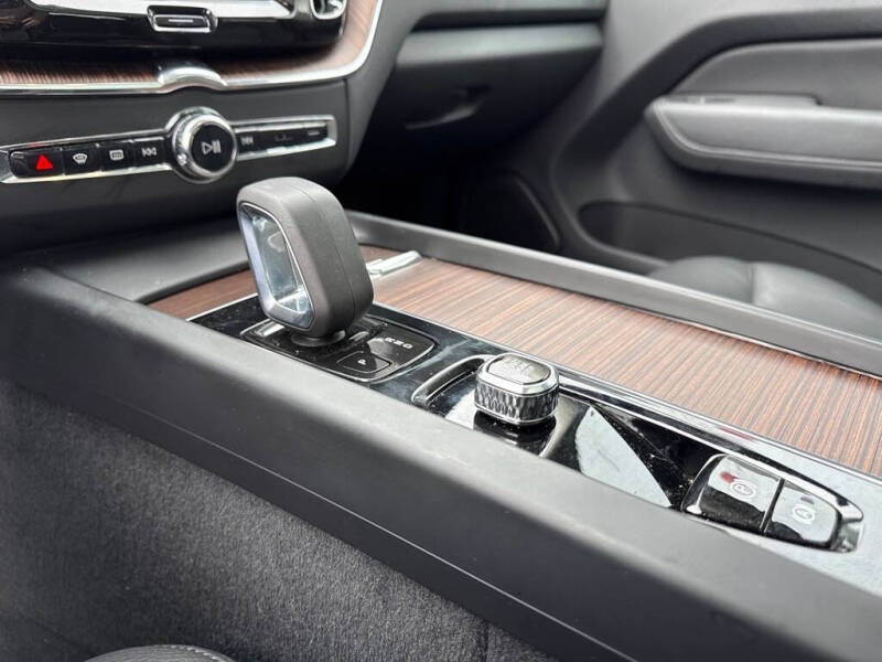 2022 Volvo XC60 B5 Momentum