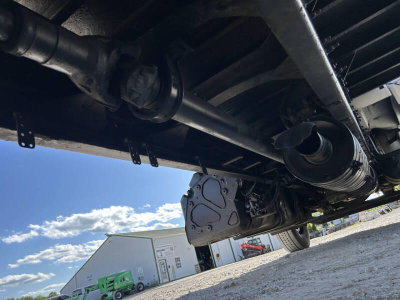 2017 Freightliner M2106 Truck