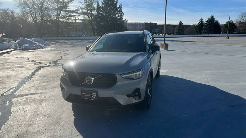 2025 Volvo XC40 B5 Plus Dark Theme
