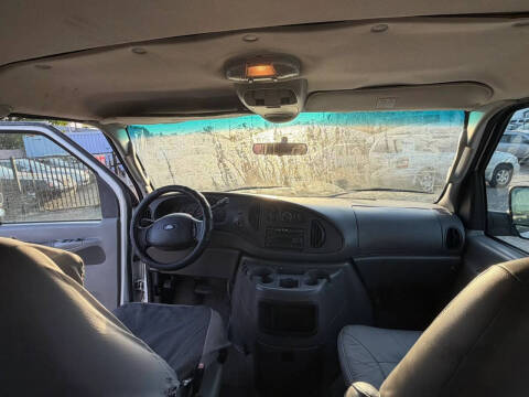 2004 Ford E-Series E-150 Chateau