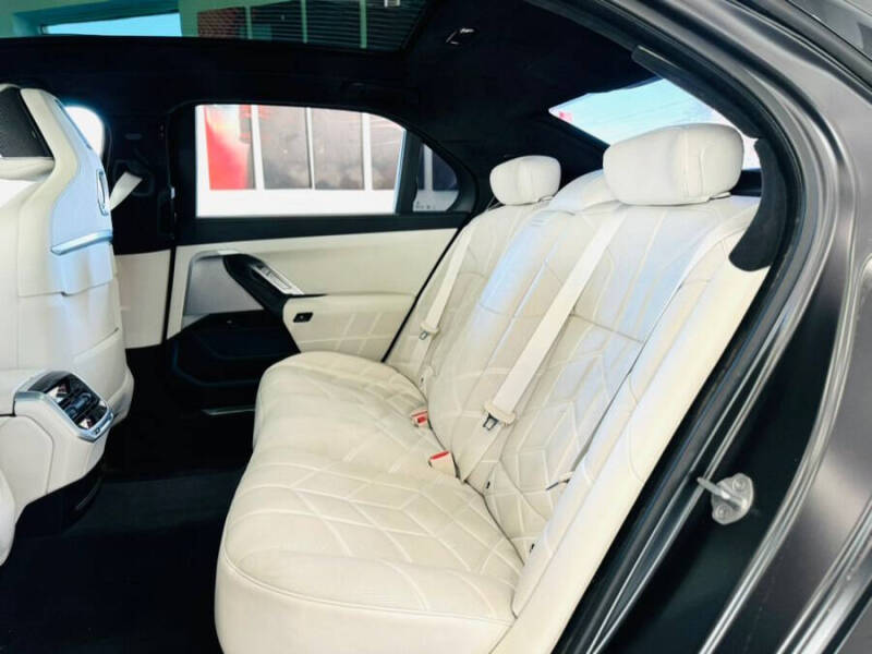 2023 BMW 7 Series 740i