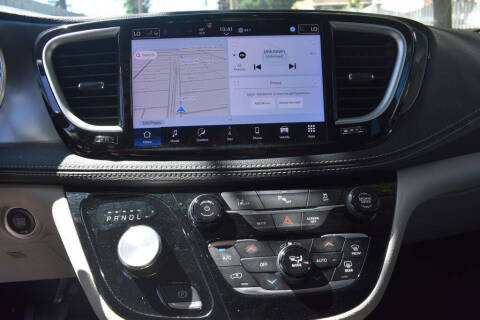2024 Chrysler Pacifica Plug-In Hybrid Select