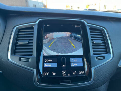 2020 Volvo XC90 T6 Momentum 6-Passenger