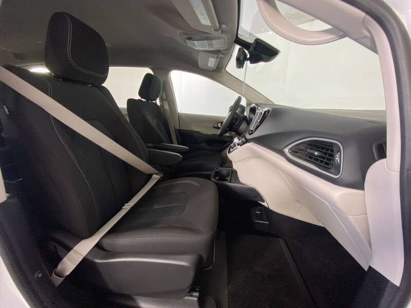 2024 Chrysler Voyager LX