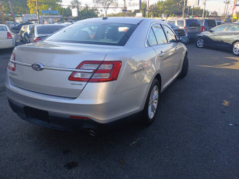 2015 Ford Taurus SE
