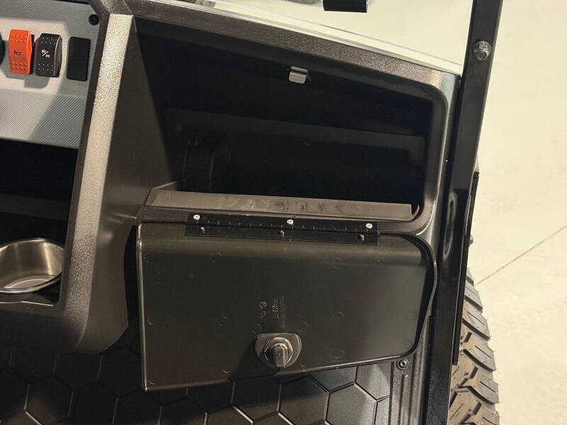 2025 E-Z-GO Express L6