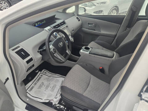 2017 Toyota Prius v Five