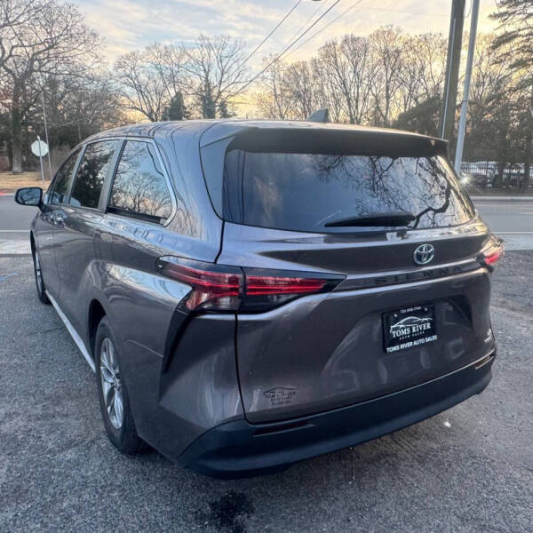 2022 Toyota Sienna LE 8-Passenger