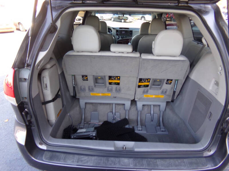 2011 Toyota Sienna XLE 7-Passenger Auto Access Seat