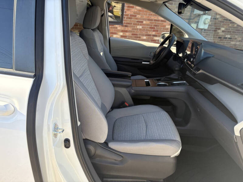 2022 Toyota Sienna LE 8-Passenger